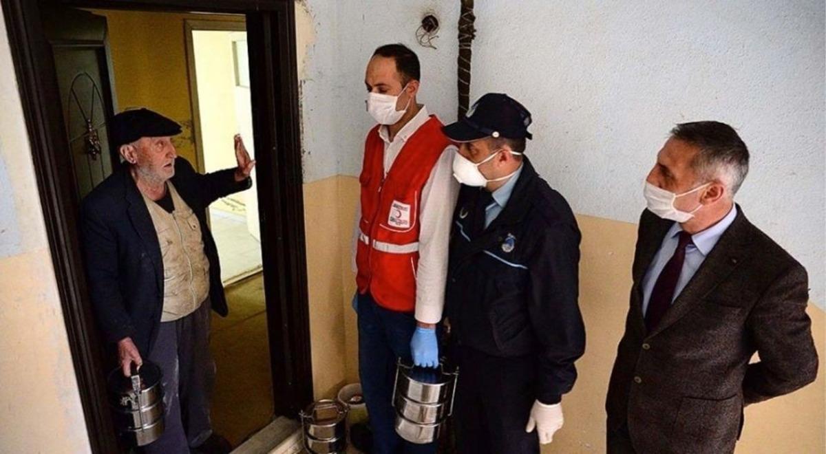 Bitlis Belediyesi sıcak yemek servisiyle yaşlıların g&ouml;n&uuml;llerine dokunuyor