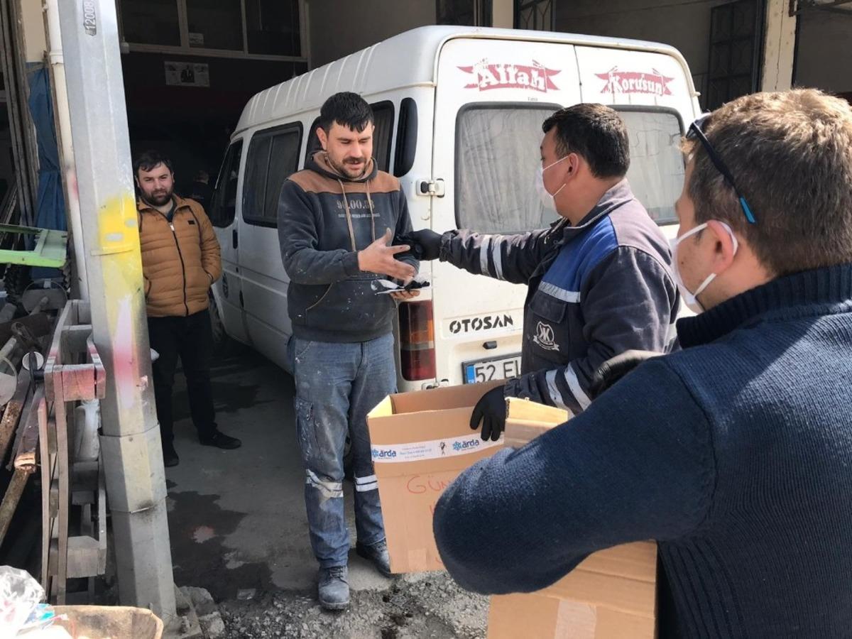 Esnafa maske dağıttı