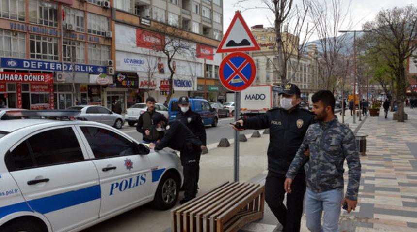 Uyarıya rağmen bankta yan yana oturmaya devam eden 2 kardeşe para cezası kesildi! Olayı g&ouml;r&uuml;nt&uuml;leyince g&ouml;zaltına alındı