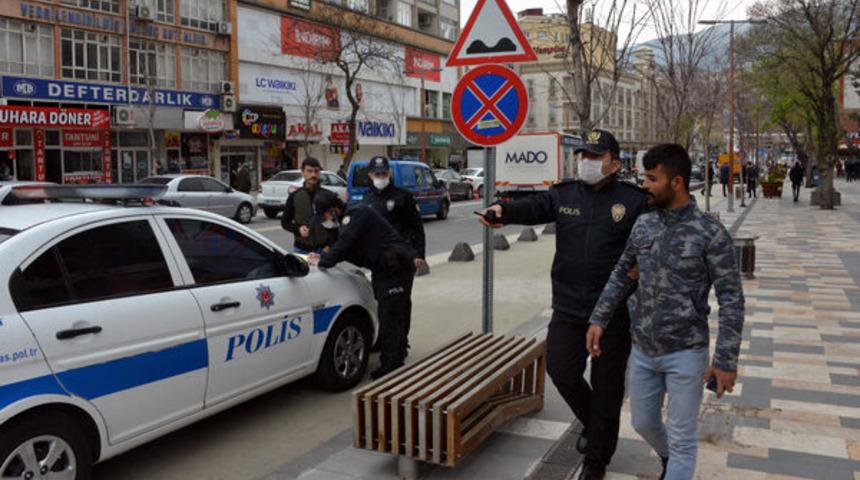 Uyarıya rağmen bankta oturunca 392 lira ceza yazıldı, g&ouml;r&uuml;nt&uuml;leyince g&ouml;zaltına alındı