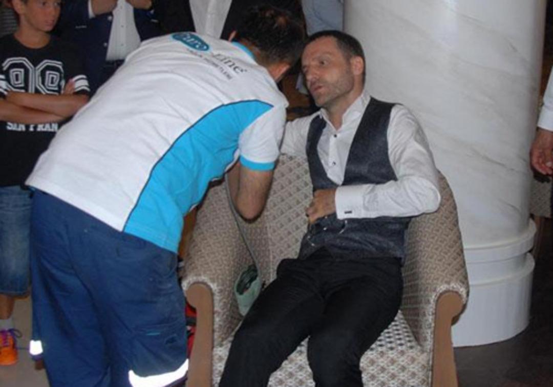 &Uuml;nl&uuml; şarkıcı sahnede yaralandı