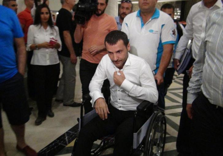 Ünlü şarkıcı sahnede yaralandı G2