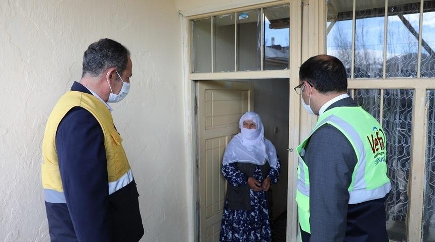 Kaymakam ve belediye başkanı vatandaşların ihtiyacını birlikte teslim etti