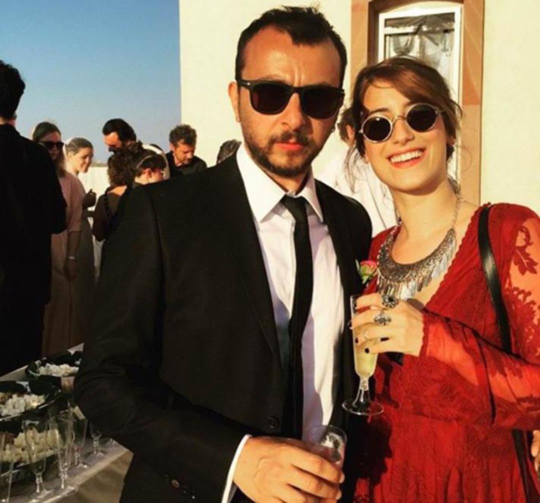 Hazal Kaya sevgilisiyle d&uuml;ğ&uuml;nde