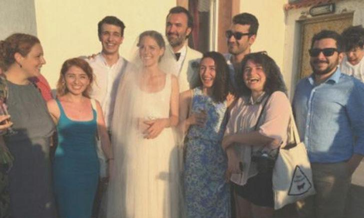 Hazal Kaya sevgilisiyle düğünde G1