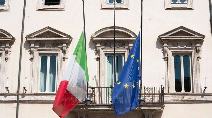 İtalya'da koronovir&uuml;sten hayatını kaybeden vatandaşlar i&ccedil;in bayraklar yarıya indirildi