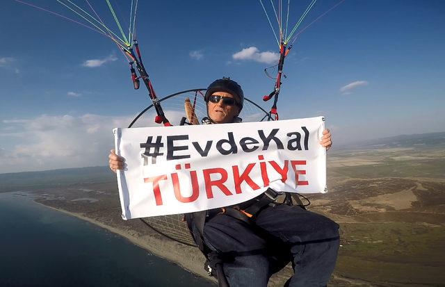 Paramotorla gökyüzünde 'Evde kal Türkiye' pankartı açtı