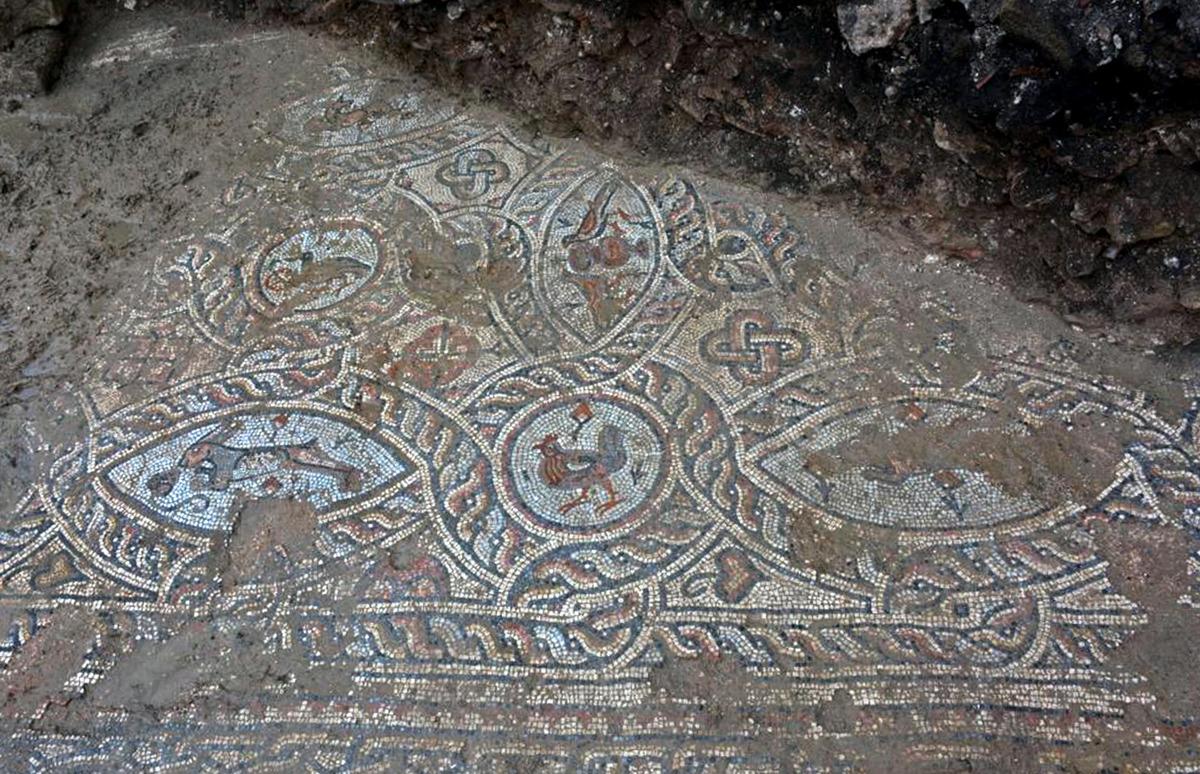 Side'de inşaat kazısında Roma d&ouml;nemine ait mozaikler bulundu