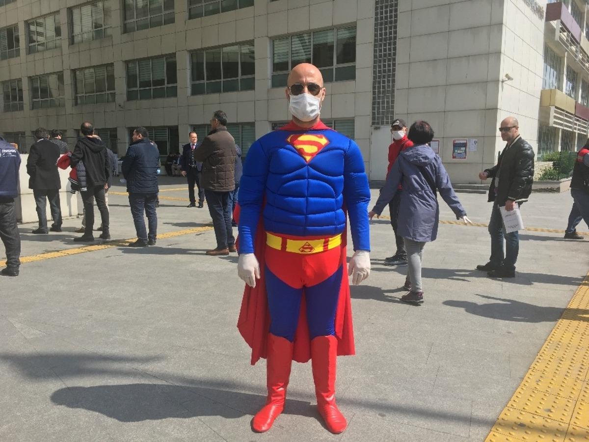 İstanbul'da ilgin&ccedil; g&ouml;r&uuml;nt&uuml;! Superman kost&uuml;m&uuml;yle sokaklara indi