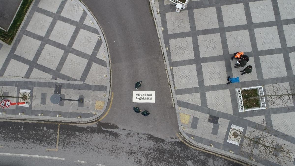 İstanbul&rsquo;da cadde ve  sokaklara yazılan " Evde Kal , Sağlıklı kal" yazıları havadan g&ouml;r&uuml;nt&uuml;lendi