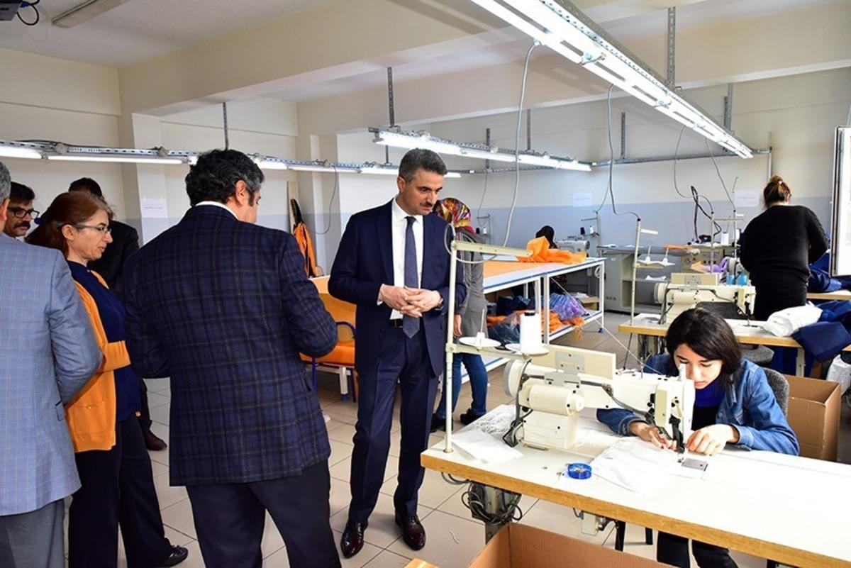 Vali Baruş, maske ve dezenfektan &uuml;retimi yapan liseleri ziyaret etti