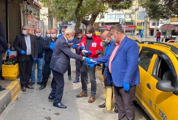 İzmirli taksicilere maske ve eldiven G1