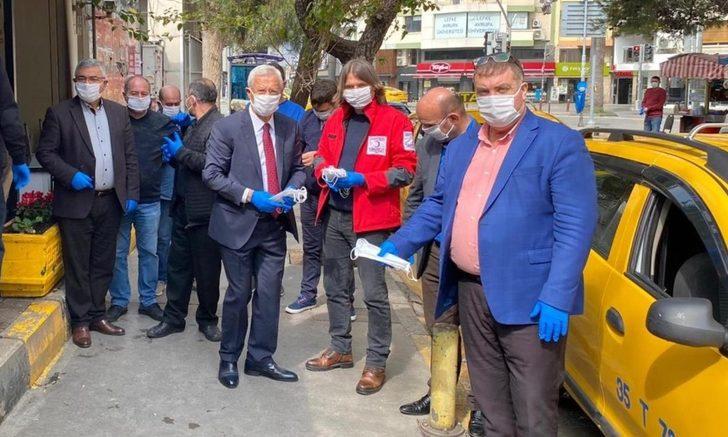 İzmirli taksicilere maske ve eldiven G2