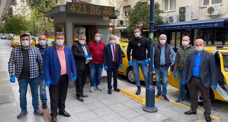 İzmirli taksicilere maske ve eldiven G3