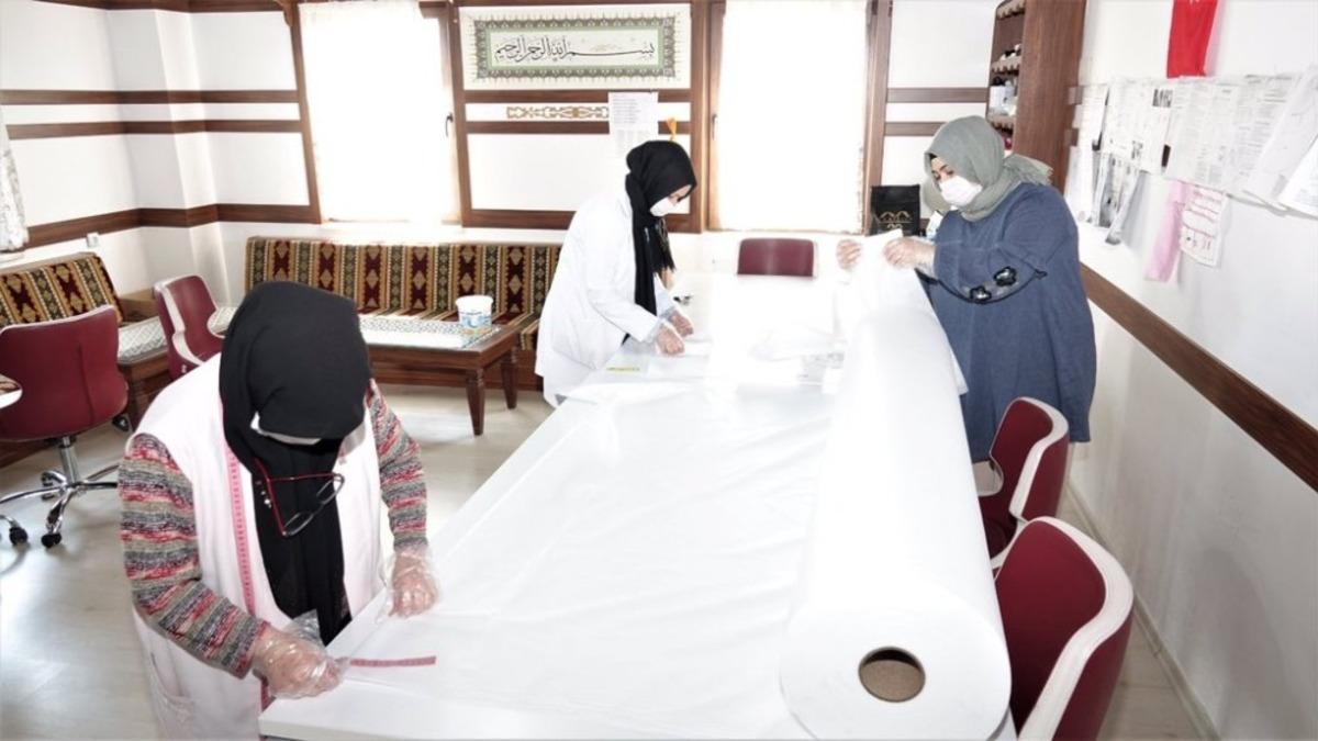 Başiskele Belediyesi maske &uuml;retimine başladı