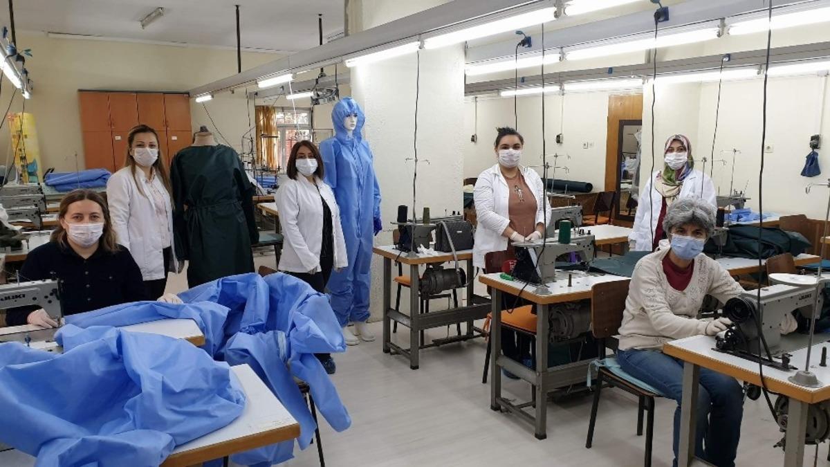 Bir telefonla &ouml;rg&uuml;tlenen kadınlar sağlık &ccedil;alışanları i&ccedil;in &uuml;retime başladı