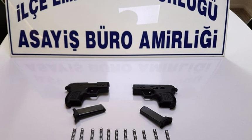 Alanya’da şüphelilerin üzerinden ruhsatsız tabanca çıktı