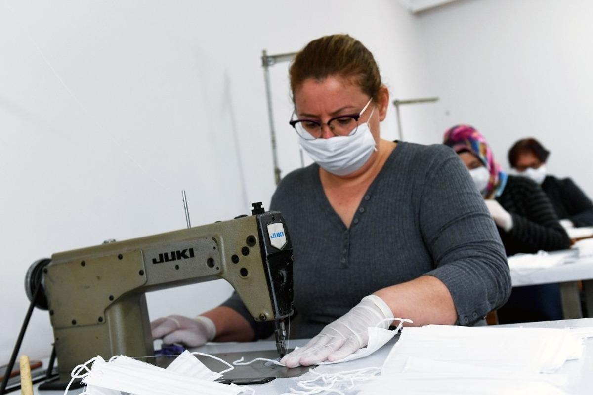 G&ouml;n&uuml;ll&uuml; kadınlar maske &uuml;retmeye başladı