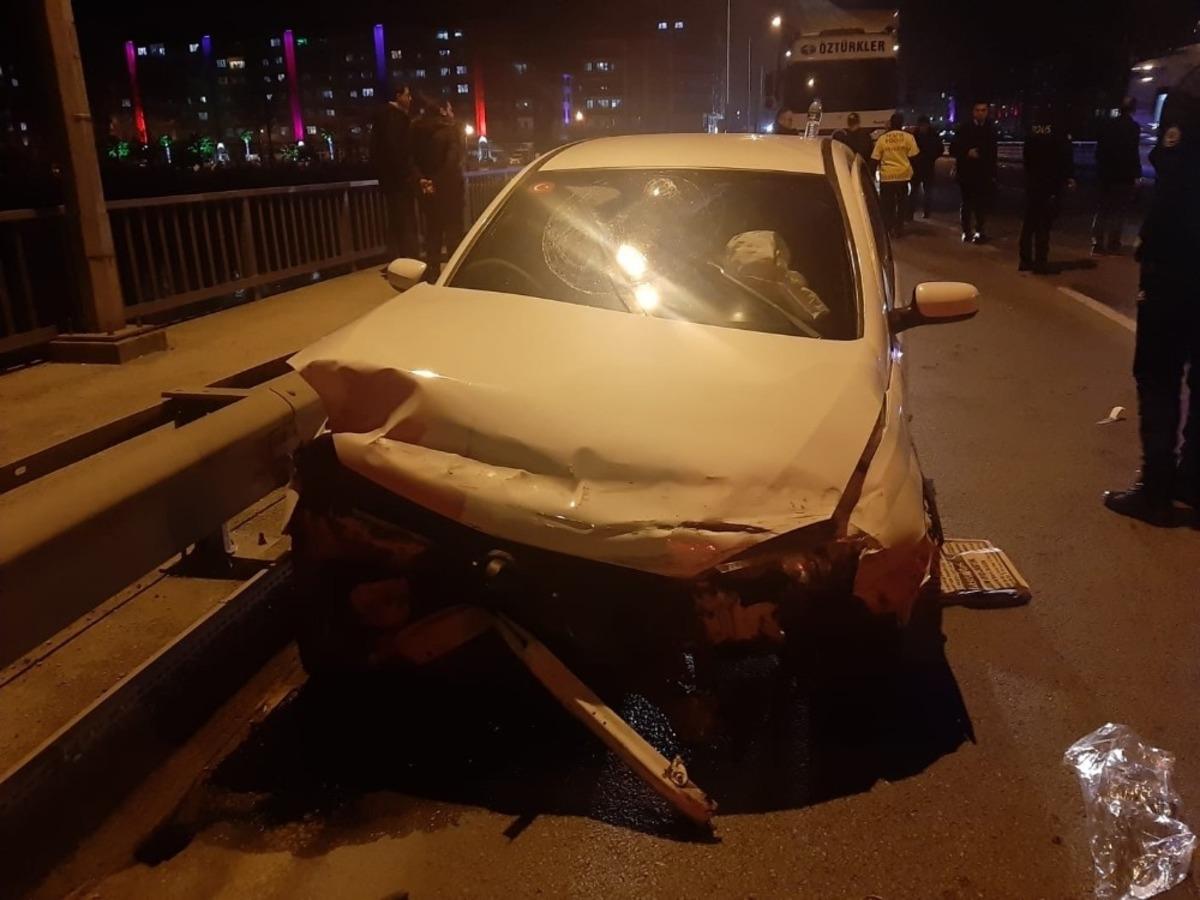 Samsun&rsquo;da otomobil bariyerlere &ccedil;arptı: 2 yaralı