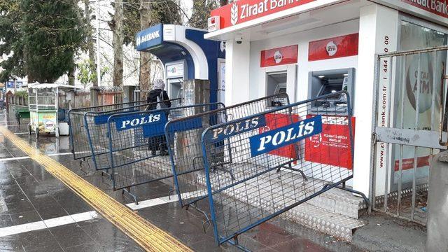 Banka ve ATM önlerine polis bariyeri