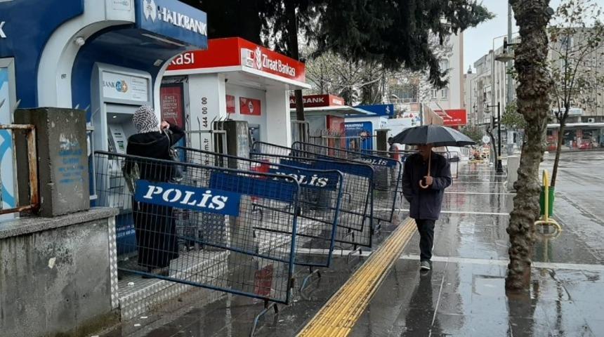 Banka ve ATM &ouml;nlerine polis bariyeri