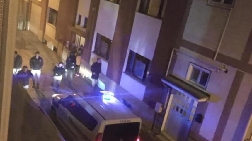 Park halindeki otomobillere zarar verip ka&ccedil;tılar