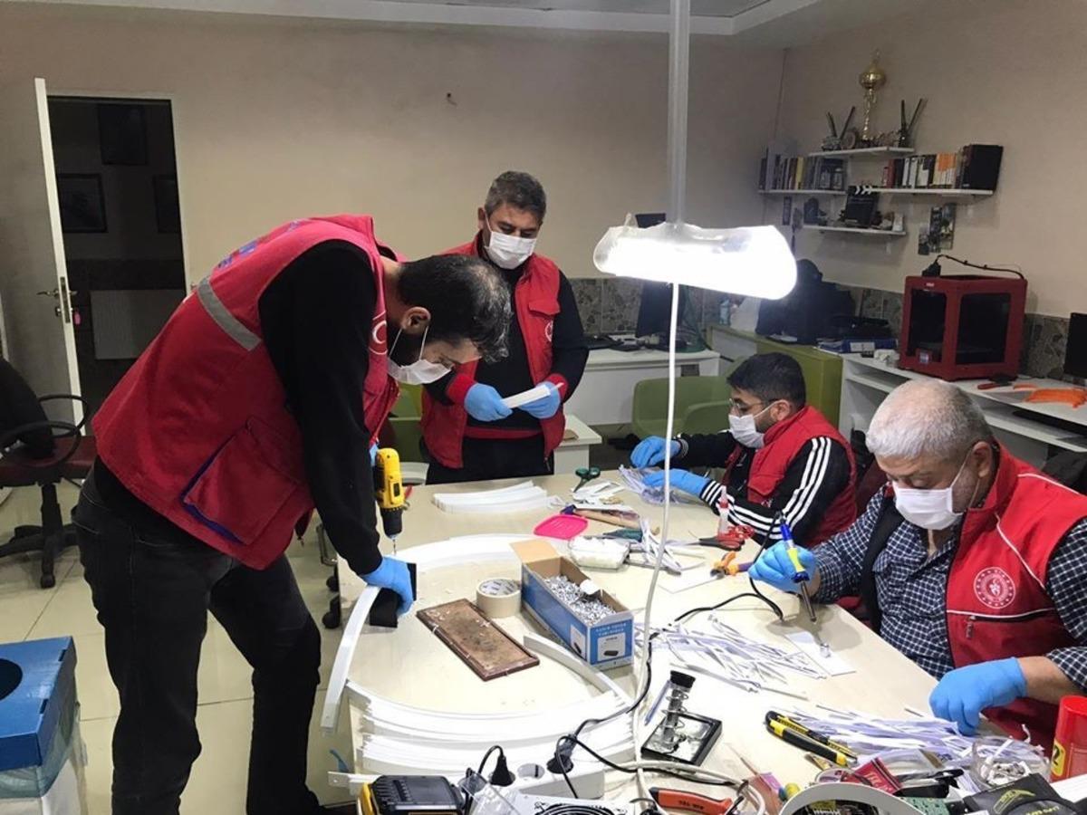 Kilis Gen&ccedil;lik Merkezinde maske &uuml;retiliyor