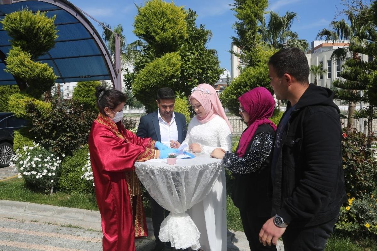 Erdemli&rsquo;de havuz başında nikah uygulaması