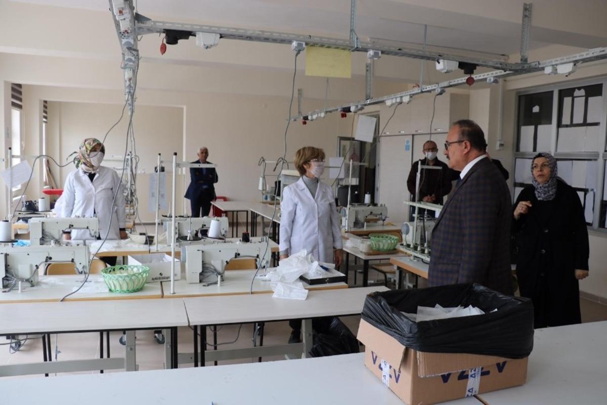 Meslek liselerinde maske &uuml;retimi başladı