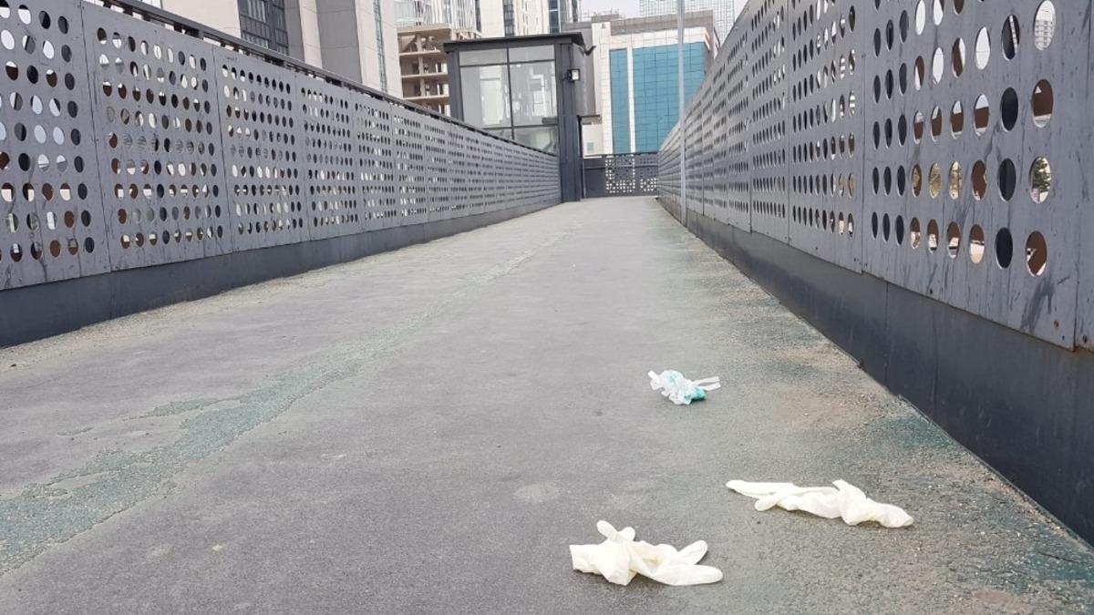 &Ccedil;evreye atılan kullanılmış maske ve eldivenler tehlike sa&ccedil;ıyor