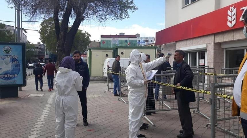 Sağlık ekipleri sokakta &ccedil;alışıyor