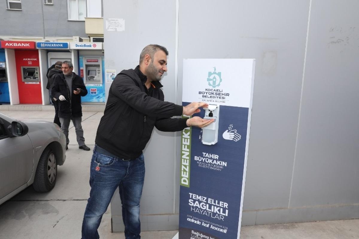 K&ouml;rfez&rsquo;de ortak kullanım alanlarına el dezenfektanları yerleştirildi