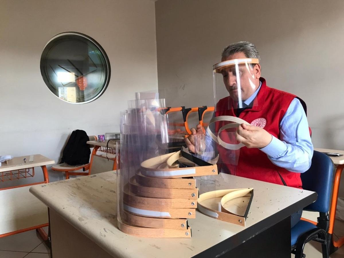 Gen&ccedil;lik merkezlerinden siperli maske