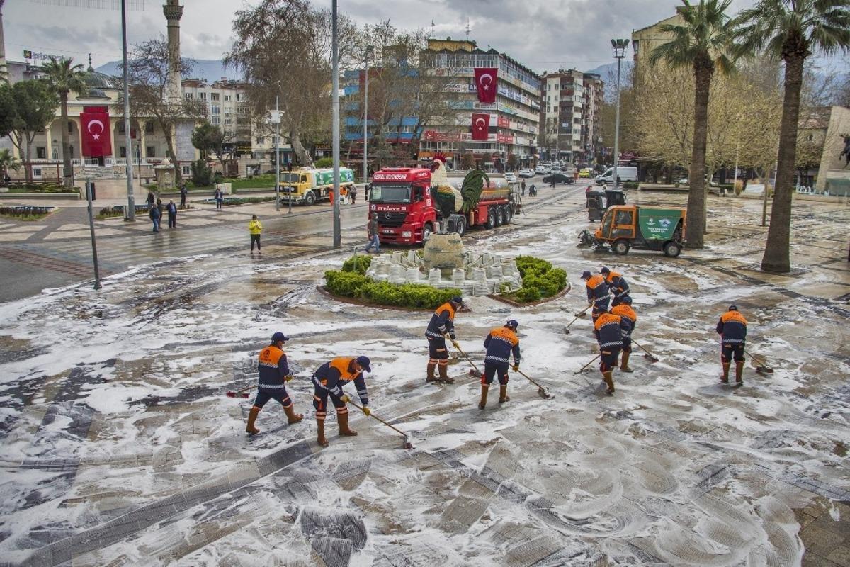 Denizli, sabun k&ouml;p&uuml;kleriyle beyaza b&uuml;r&uuml;nd&uuml;