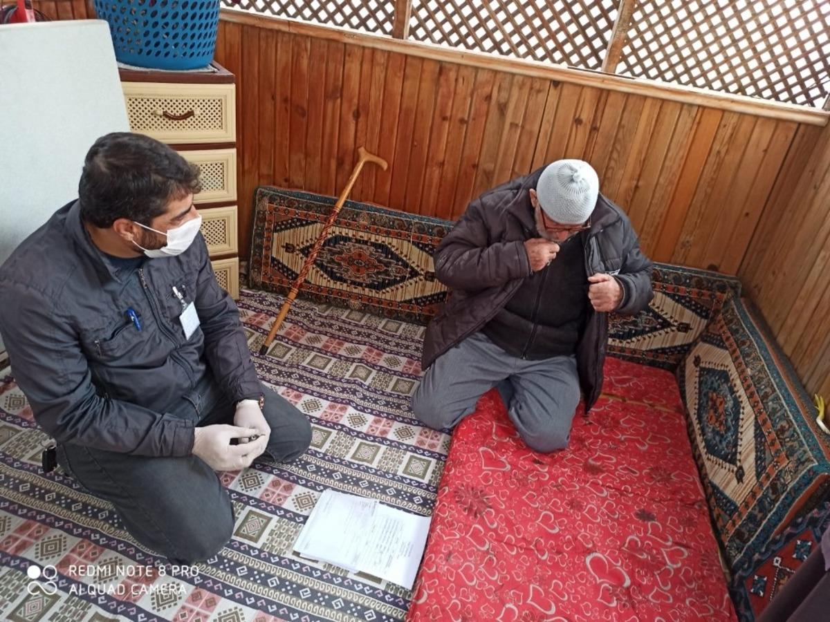 Din g&ouml;revlileri yaşlıların maaşlarını evlerinde teslim ediyor