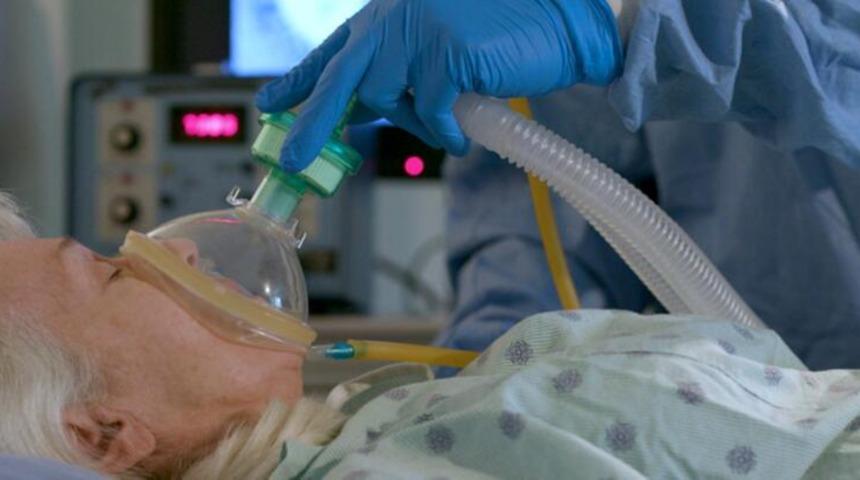 90 yaşında Bel&ccedil;ika&rsquo;da koronavir&uuml;s&rsquo;ten &ouml;len kadın solunum ventilat&ouml;r&uuml;n&uuml; reddetti: "G&uuml;zel bir hayatım oldu, bunu gen&ccedil;ler i&ccedil;in kullanın"