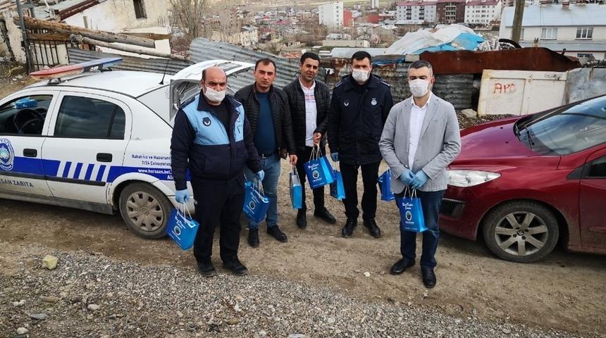 Horasan Belediyesi vatandaşlara hijyen seti dağıttı