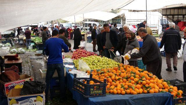 Adıyaman’da pazarlarda insan yoğunluğu