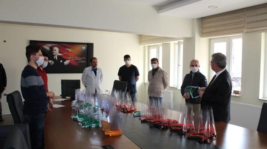 Siperli maskeler üretimi gönüllü öğretmenlerce yapılıyor