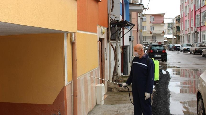 Karamanlı muhtar, mahallesini dezenfekte etti