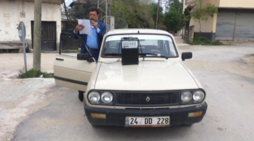 Muhtar otomobiline hoparl&ouml;r bağlayıp korona tedbirlerini anlattı