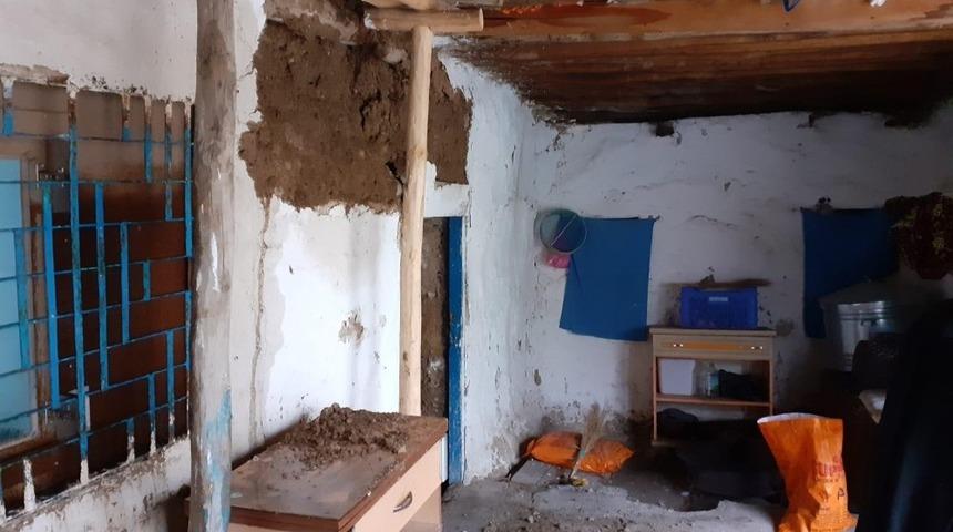 Şiddetli yağışta evin duvarı çöktü