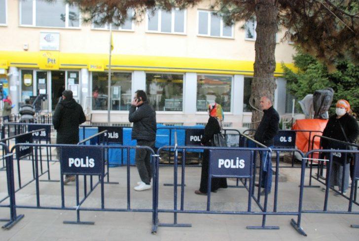 Polis barikatı ile sosyal mesafe önlemi G2