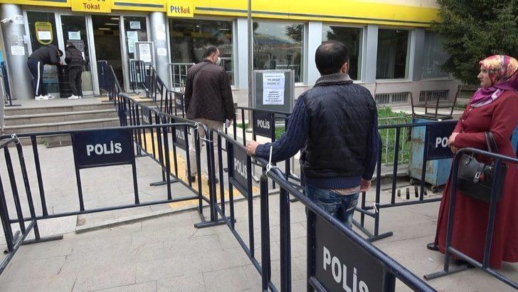 Polis barikatı ile sosyal mesafe önlemi G3