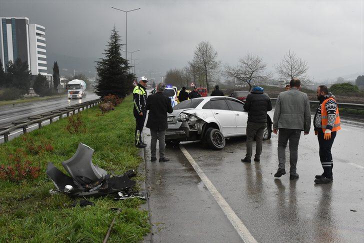 Samsun'da refüje çarpan otomobilin sürücüsü yaralandı