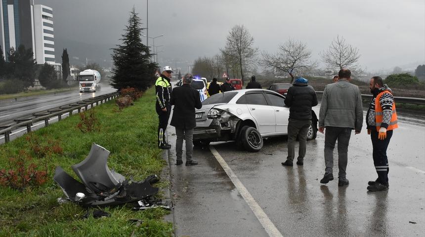 Samsun'da refüje çarpan otomobilin sürücüsü yaralandı