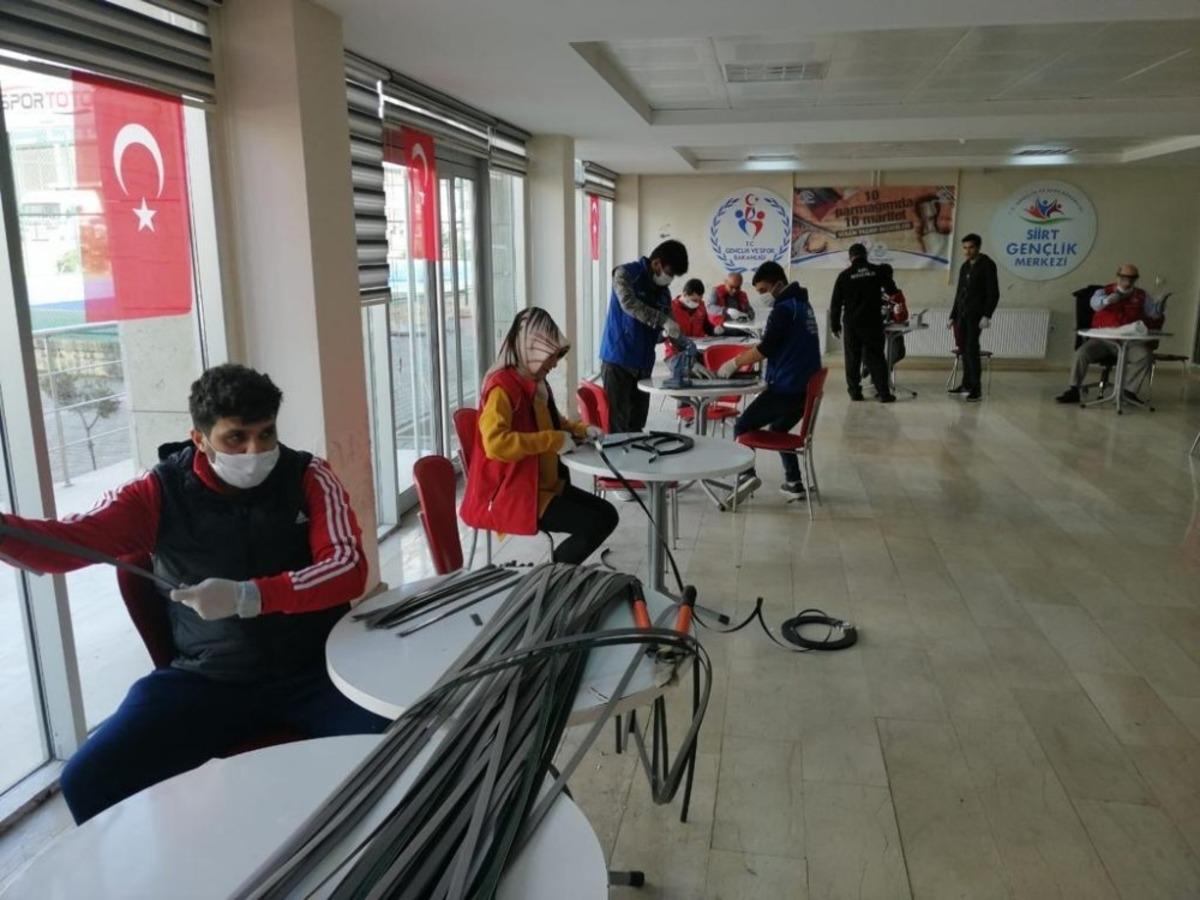 Siirt&rsquo;te antren&ouml;rler maske &uuml;retimine başladı