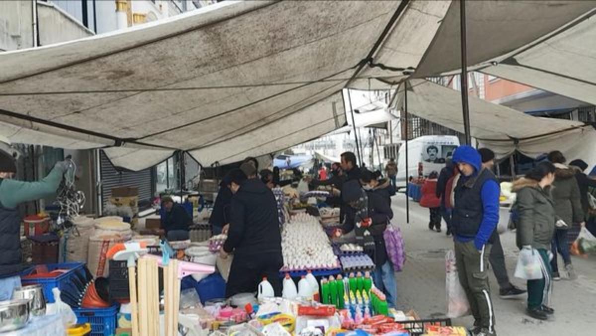 Esenyurt'ta 'sosyal mesafesiz', 'se&ccedil;mece bunlar' &ccedil;ağrılı semt pazarı