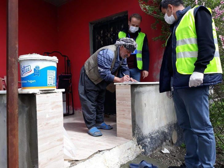 Uludere’de yaşlıların maaşları evlerinde teslim edildi G2