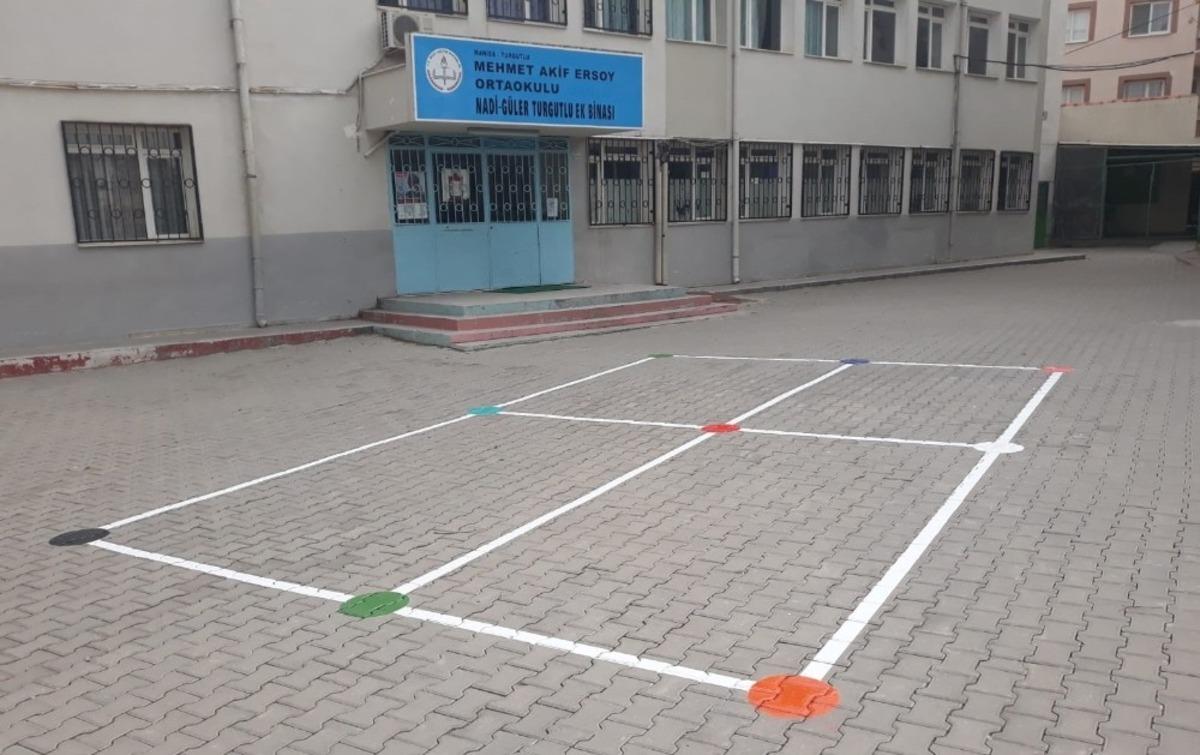 Okul bah&ccedil;eleri &ouml;ğrencilerin d&ouml;n&uuml;ş&uuml; i&ccedil;in hazırlanıyor